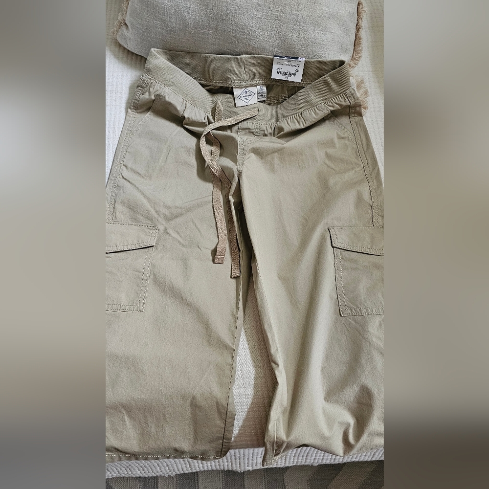 St. John's Bay Light Tan Cargo Capri Pants NWT Petite Small